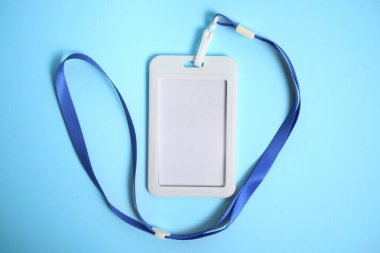 Mavi arkaplanda güvenlik kartı, davetiye mektubu konsepti, iş bulma