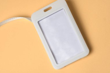 Bej arkaplanda güvenlik kartı, davetiye mektubu konsepti, iş bulma