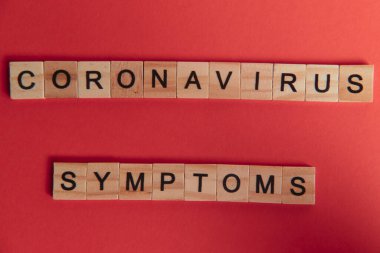 Tahta blokta Coronavirus kelimesinin yazılmasını engelle. Ahşap masadaki coronavirus metnini önle, konsept üst görünümün için.