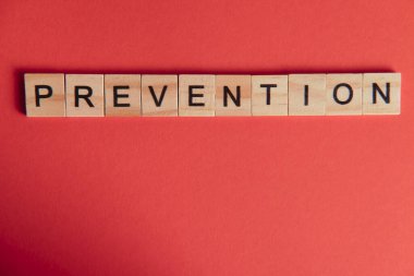 Tahta blokta Coronavirus kelimesinin yazılmasını engelle. Ahşap masadaki coronavirus metnini önle, konsept üst görünümün için.