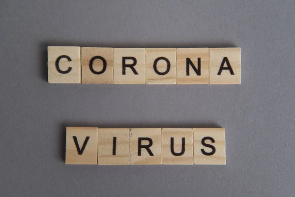 Prevenir coronavirus palabra escrita en bloque de madera. evitar coronavirus texto en la mesa de madera para su diseño, concepto de vista superior . — Foto de Stock