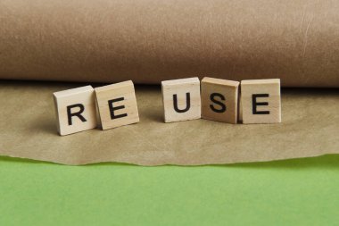 Sözcüğü eski ahşap harf baskı bloklarında küçült, yeniden kullan ve geri dönüştür