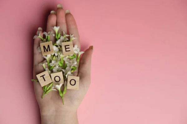 Phrase Too Aus Holzbuchstaben Der Hand Voller Blumen Auf Rosa — Stockfoto