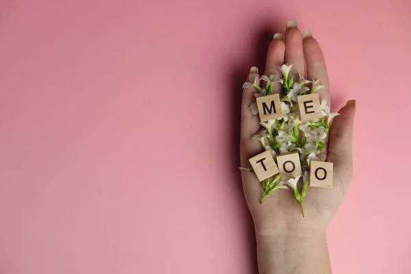 Phrase Too Aus Holzbuchstaben Der Hand Voller Blumen Auf Rosa — Stockfoto