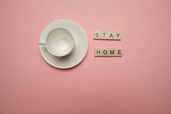 Rester à la maison avec tasse à café sur table rose vif — Photo