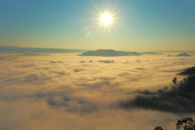 Dağlı ve bulutlu gün doğumunun harika manzarası.