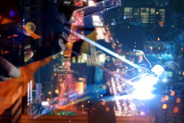 Kaynak işçiliğine ve şehir gecesine çifte maruz kalma. Concept City Binası Ülkenin refahı. 