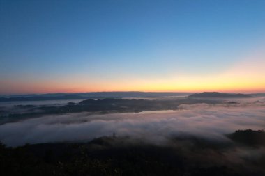 Dağlı ve bulutlu gün doğumunun harika manzarası.