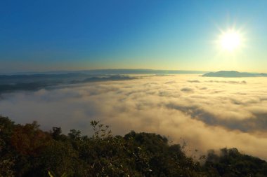 Dağlı ve bulutlu gün doğumunun harika manzarası.