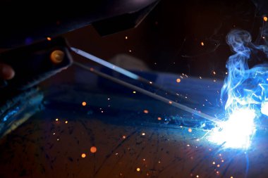 Koruyucu maske kaynaklama metali olan yakın plan işçi..