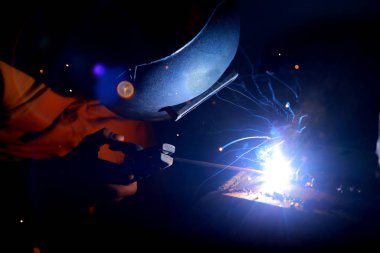 Atölyede çalışan kaynakçıya yakın çekim.