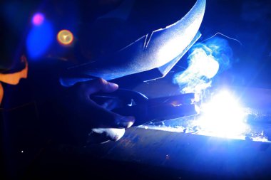 Atölyede çalışan kaynakçıya yakın çekim.