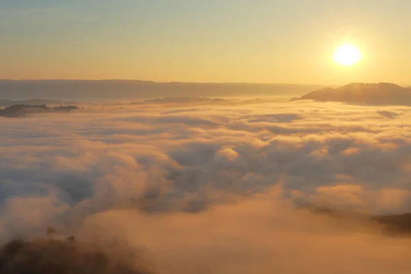 Отличный Вид Восход Солнца Гор Облаков — стоковое фото