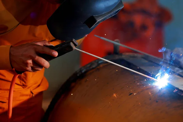 Nahaufnahme Arbeiter Mit Schutzmaske Schweißen Von Metall — Stockfoto