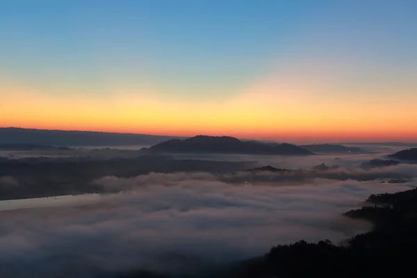 Grandes Vistas Del Amanecer Con Montañas Nubes — Foto de Stock