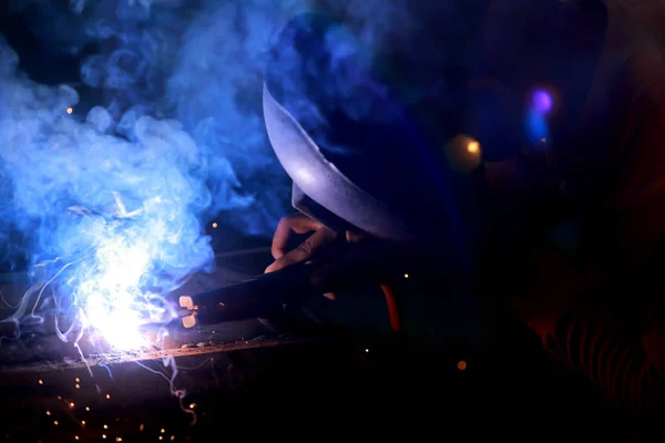 Koruyucu Maske Kaynaklama Metali Olan Yakın Plan Işçi — Stok fotoğraf