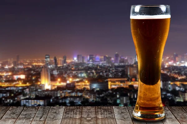 Bicchiere Birra Una Città Legno Notte Sfondo — Foto Stock