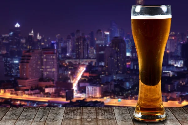 Bicchiere Birra Una Città Legno Notte Sfondo — Foto Stock