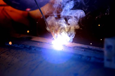 Koruyucu maske kaynaklama metali olan yakın plan işçi..