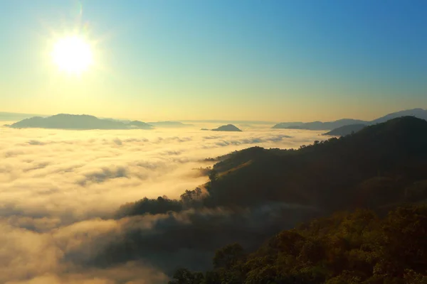 Grandes Vistas Del Amanecer Con Montañas Nubes —  Fotos de Stock