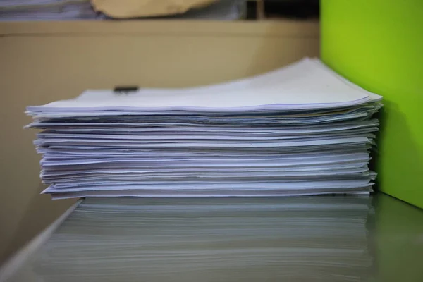 Ofis Masası Arşivine Istiflenmiş Tamamlanmamış Kağıt Işleri Belgeleri Piyasanın Arşivinde — Stok fotoğraf