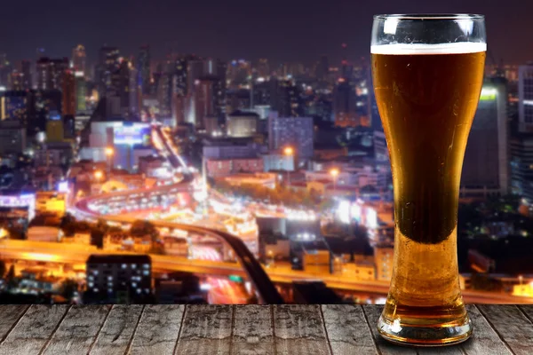 Bicchiere Birra Una Città Legno Notte Sfondo — Foto Stock