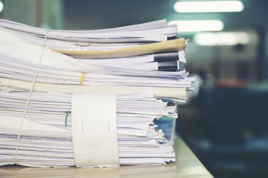 Belgeler arşivde duruyor. Eski renk.