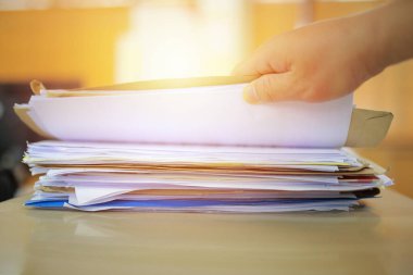 Masanın üzerinde renkli kitaplar yığını