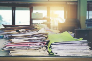 Belgeler arşivde duruyor. Eski renk.