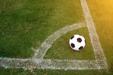 Futbol çim üzerinde top ve bir portakal güneş gibi ışık var.