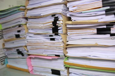 kağıt belgeleri arşivinde yığılmış