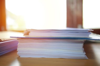 Kitaplar ofisteki masada.