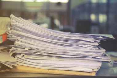 Belgeler arşivde duruyor. Eski renk.