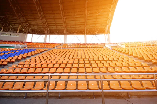 경기장에는 빈 좌석 이 있고 태양처럼 오렌지색등 이 있다. — 스톡 사진