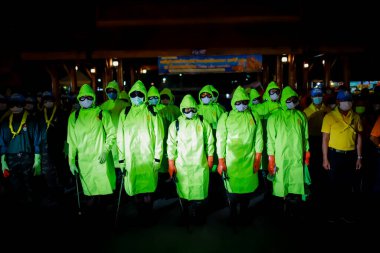 Nakhon Ratchasima, Tayland - 19 Mart 2020: Tayland Kraliyet Ordusu askeri yüksek riskli kamu alanlarında yeni tip korona virüsü 2019-nCoV zatürreesini askıya almak ve yaymak için koruyucu giysiler giyer.