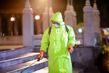 Nakhon Ratchasima, Tayland - 19 Mart 2020: Tayland Kraliyet Ordusu askeri yüksek riskli kamu alanlarında yeni tip korona virüsü 2019-nCoV zatürreesini askıya almak ve yaymak için koruyucu giysiler giyer.