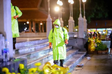 Nakhon Ratchasima, Tayland - 19 Mart 2020: Tayland Kraliyet Ordusu askeri yüksek riskli kamu alanlarında yeni tip korona virüsü 2019-nCoV zatürreesini askıya almak ve yaymak için koruyucu giysiler giyer.