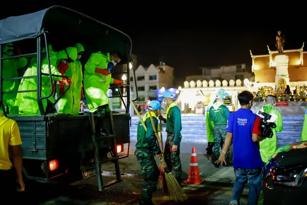ナコンラチャシマ 2020年3月19日 タイ王国軍隊の兵士が防護服を着用し 化学物質を噴霧して 高リスク公共地域での新しいタイプのコロナウイルス2019 Ncov肺炎を中断して拡散する — ストック写真