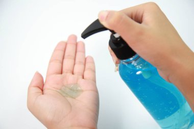 El temizleme jeli antibecteria için kullanılıyor ve Coronavirus hastalığından korunuyor..