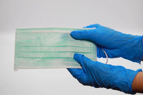 Vrouw Met Chirurgische Beschermende Antivirale Masker Groene Textuur Tafel Achtergrond — Stockfoto