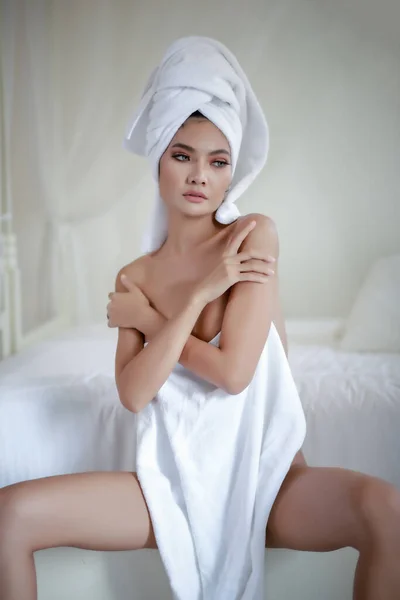 女人的画像漂亮的裸体非常性感的姿势迷人的性感准备在卧室里用毛巾洗澡 — 图库照片