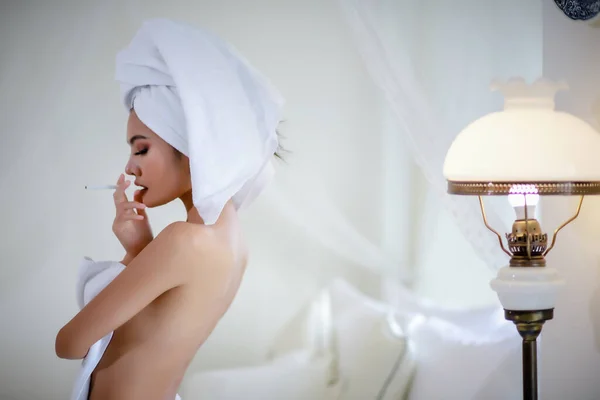 女人的画像漂亮的裸体非常性感的姿势迷人的性感准备在卧室里用毛巾洗澡 — 图库照片