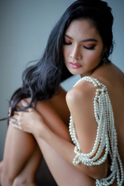 Retrato Mulher Bonita Nua Pose Muito Sensual Encantador Usando Jóias — Fotografia de Stock