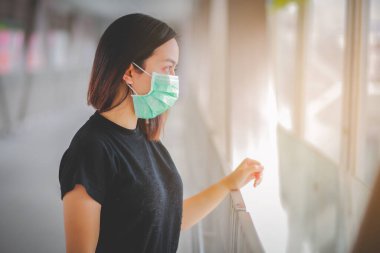 PM2.5 'u korumak için maske takan Asyalı kadın ve Covid-19 virüslü öksürük..
