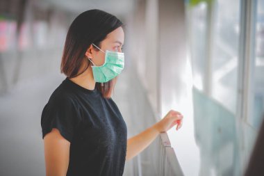 PM2.5 'u korumak için maske takan Asyalı kadın ve Covid-19 virüslü öksürük..