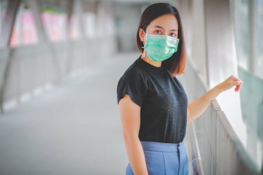 PM2.5 'u korumak için maske takan Asyalı kadın ve Covid-19 virüslü öksürük..
