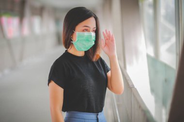 PM2.5 'u korumak için maske takan Asyalı kadın ve Covid-19 virüslü öksürük..
