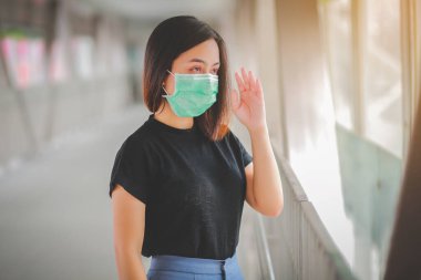 PM2.5 'u korumak için maske takan Asyalı kadın ve Covid-19 virüslü öksürük..