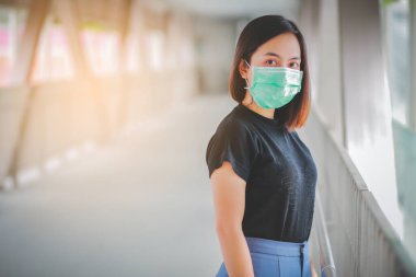 PM2.5 'u korumak için maske takan Asyalı kadın ve Covid-19 virüslü öksürük..