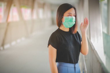 PM2.5 'u korumak için maske takan Asyalı kadın ve Covid-19 virüslü öksürük..